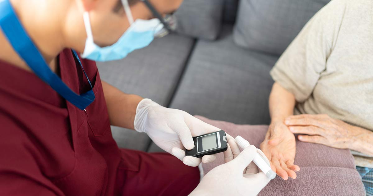 Dokter prikt glucosewaarden van patiënt