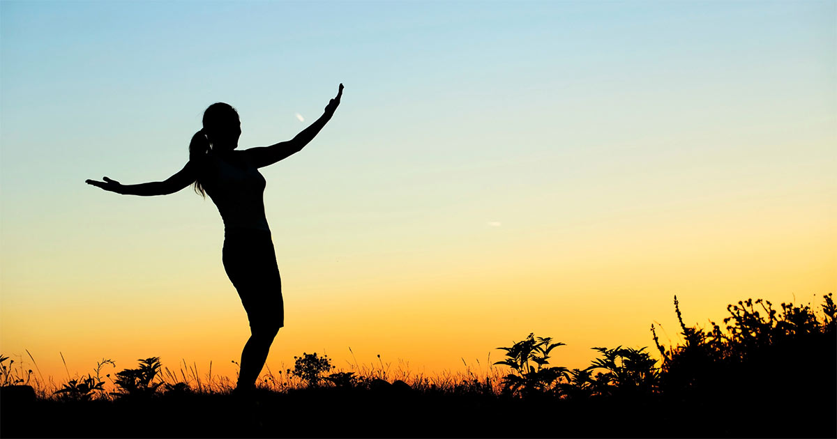 Vrouw bij zonsondergang