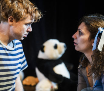 Som veslejenta Lucy i Herr Marmelade av Noah Haidle, 2016.