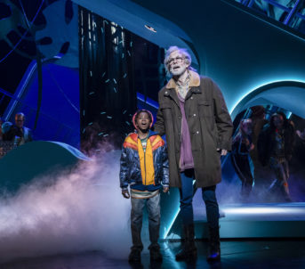 Eggen som bestefar Joe i lag med Charlie (Peter Andreas Hjellnes Moseng) i Roald Dahls Charlie og sjokoladefabrikken (2019). Foto: Erik Berg