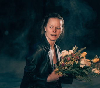 Anna er dotter til Carol, og har store sjelelege sår etter moras psykiske sjukdom og sjølvmord.