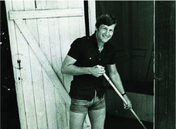 Tidlegare statsminister Thorbjørn Jagland vaskar utedoen på AUF sin sommarleir på Utøya i juli 1979. Ingen toalett i Noreg har blitt vaska av fleire statsministrar enn utedoen på Utøya.