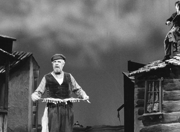 Rolla Lasse Kolstad kanskje er mest kjend for - og spelte både i 1968 og 1987 - Tevje i Spelemann på taket.