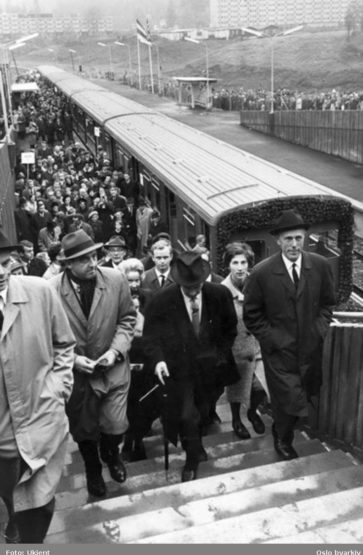 Grorudbanen opnar i oktober 1966. Politikarar og dignitærar på Grorud endestasjon. Mange folk har møtt opp. Foto: Ukjent/Oslo Byarkiv