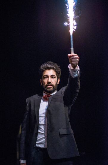 Kadir Talabani (uteksaminert 2015) som tittelrolla i studentproduksjonen Platonov.