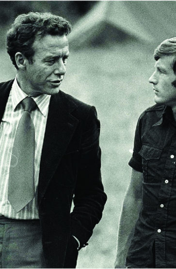 Tidlegare AUF-leiar og framtidig partileiar, Reiulf Steen, og dåverande AUF-leiar Thorbjørn Jagland i samtale på teltplassen i juli 1977.