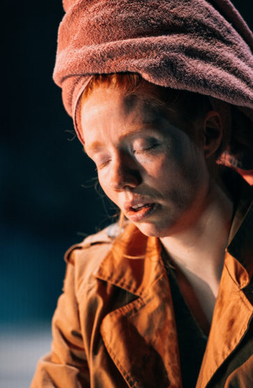 Bonnie kjenner tyngda av arven frå dei to generasjonane over. Både mora og bestemora tok livet av seg.