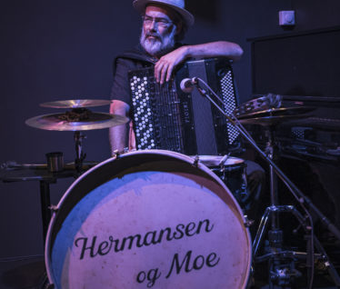 Musikar Espen Leite er hans musikalske sidekick; Hermansen.