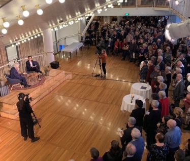Premieresamtale med Edvard Hoem. Midtgolvet var fullt av folk