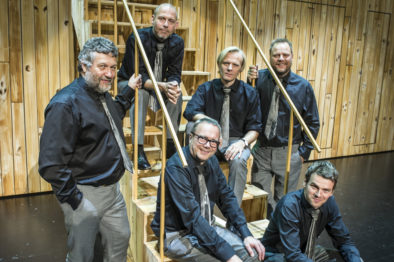 Heile orkesteret i Halve kongeriket.