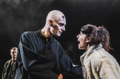 Sara som Eva i Den knuste krukka av Heinrich von Kleist, 2019.