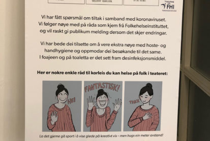 Infoplakat i foajeen: Premiereetikette i koronaens tid