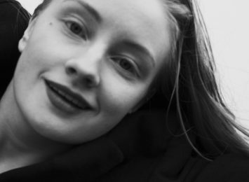 Hedvig leikar mykje med å iscenesetje seg sjølv gjennom fotografi. Alle foto er eigentleg tatt av fotograf Pernille Sandberg.