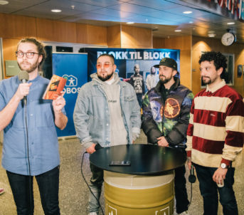 Jonathan Castro, Don Martin og Felipe "Fela" Castro blir intervjua av formidlingsansvarleg Erlend Tårnesvik Dreiås før dei skulle spele framsyninga Blokk til blokk, som opna Rommen Scene.