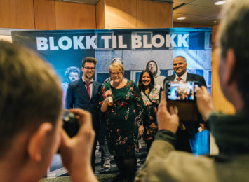 Dagleg leiar ved Rommen Scene, Erik Aldner, daverande kulturminister Trine Skei Grande, produsent Neha Håbu-Naveen og Rashid Nawaz (leiar for bydelsutvalet på Stovner) poserer framfor logoen til Blokk til Blokk.