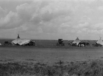 Bilete av indianarleir ved Sisseton i Midt-Vesten, USA, der noko av familien til Edvard Hoem enda opp. Foto: Stavig House Museum/Romsdalsmuseets fotoarkiv.