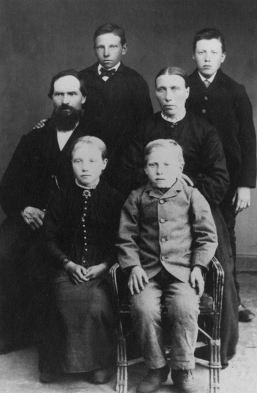 "Slåttekaren" Knud Hansen Nesje, Edvard Hoems oldefar, med familie. Bak frå venstre: Georg Bastian og Eilert. Midten: Knud og Serianna. Framme: Ingeborg Kristine og Edvard Anton. Foto: Inger K. Strand/Romsdalsmuseets fotoarkiv.