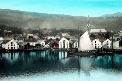 Handkolorert bilde frå Molde i slåttekaren Nesjes tid, ca. 1890. Foto: Kirkhorn/Romsdalsmuseets fotoarkiv