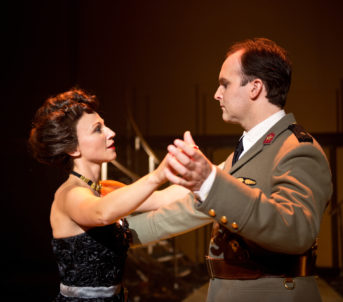 Fra musikalen Evita kor Jon spelte rolla som Péron. Evita vart spela av Heidi Gjermundsen Broch.