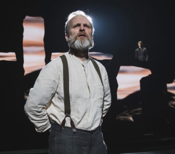 Romsdalsalpene, som vi ser i bakgrunnen, er eit gjennomgåande tema i scenografien til Arne Nøst.