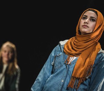 Faten har tydelege meiningar og har valt å bruke hovudplagg, noko som gjer at ho har fått mange drapstruslar.