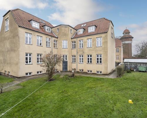 Stor udsigtslejlighed med hems