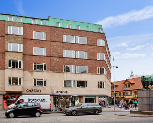 Flot nyrenoveret 3 værelses lejlighed på 106 m²