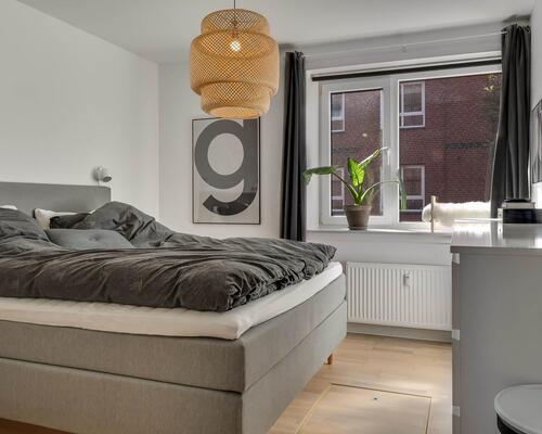 Velholdt lejlighed med egen parkeringsplads