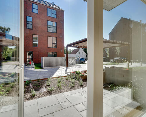 Moderne rummelig lejlighed med terrasse