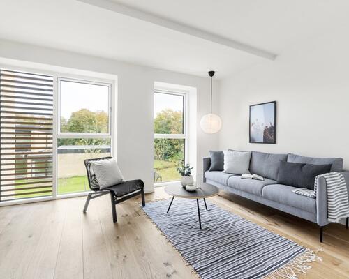 Nyopført moderne rækkehus med terrasse og altan