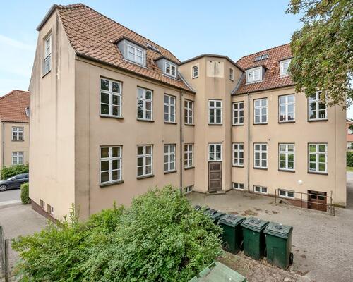 Stor, præsentabel 3 vær. lejlighed