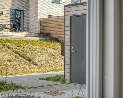 Bo med sydvendt have i første række til skoven