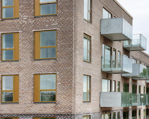 Lys og indbydende 3 værelses med altan og moderne materialer