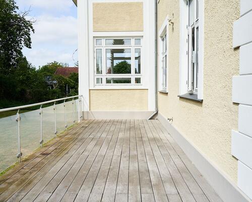 Flot villalejlighed med egen terrasse og carport
