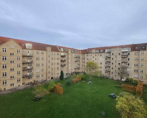 Delevenlig lejlighed på Frederiksbjerg med altan