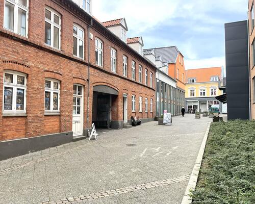 Stor central lejlighed i to plan med egen altan