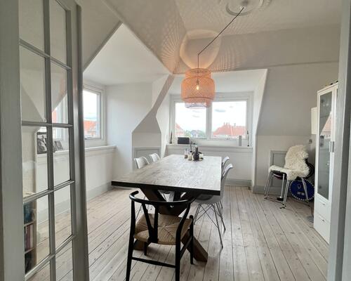 Fuldt møbleret lys penthouse lejlighed | Gentofte