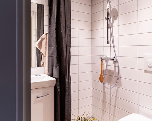 Moderne kollegieværelse med højt til loftet i Lyngby