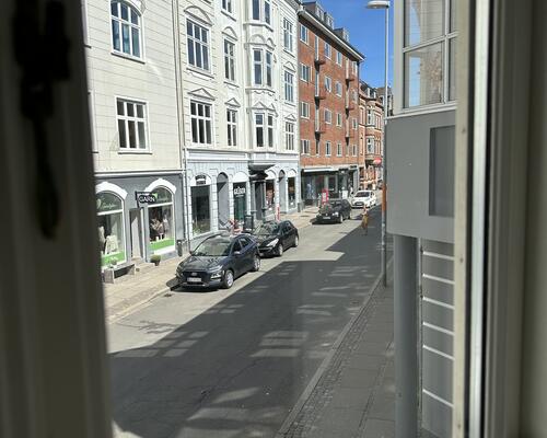 Total nyrenoveret 4 vær. lejlighed med fantastisk placering, husdyr tilladt