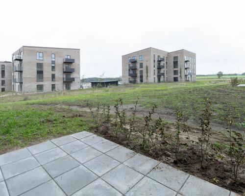 Velindrettet fireværelses lejlighed med et stort køkken-alrum og stue i ét, tre gode værelser, badeværelse, entré og egen altan/terrasse. Til boligen hører eget skur.