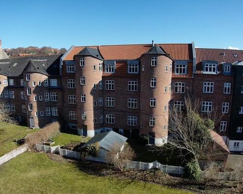 Hyggeligt gårdmiljø - central beliggenhed og samtidig tæt på banegården