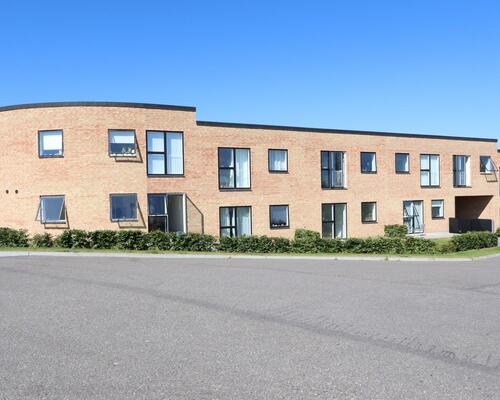 Indbydende og lys lejlighed i stueplan – med egen terrasse og moderne komfort!