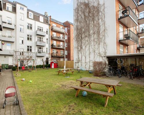 Flot møbleret lejlighed med 2 altaner | København NV.