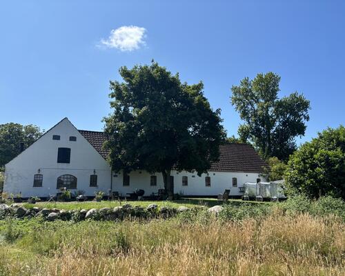 Rummelig bolig i landlige omgivelser og kig til Arresø