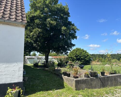 Rummelig bolig i landlige omgivelser og kig til Arresø