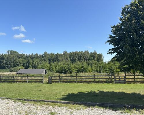 Rummelig bolig i landlige omgivelser og kig til Arresø
