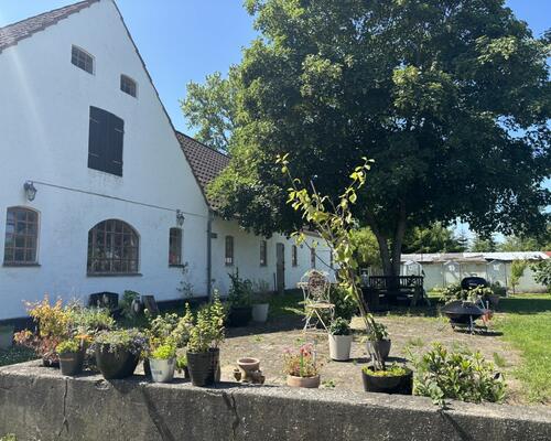 Rummelig bolig i landlige omgivelser og kig til Arresø