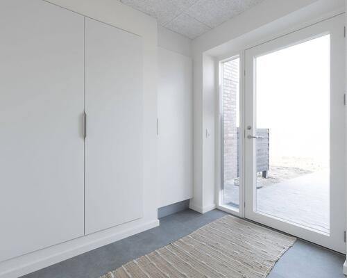 Stort 4-værelses rækkehus med egen terrasse.