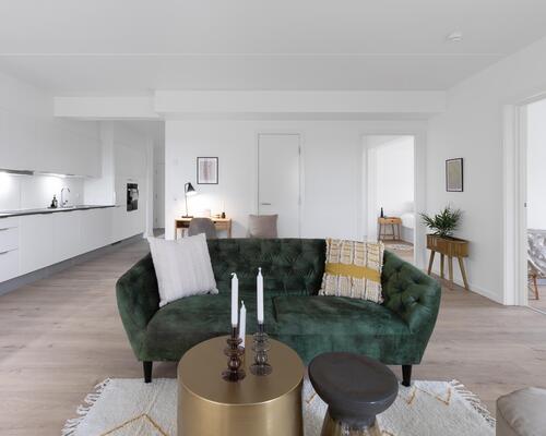 Velindrettet fireværelses lejlighed med et stort køkken-alrum og stue i ét, tre gode værelser, badeværelse, entré og egen altan/terrasse. Til boligen hører eget skur.