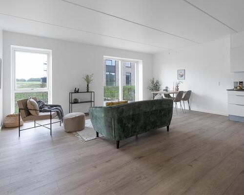 Velindrettet fireværelses lejlighed med et stort køkken-alrum og stue i ét, tre gode værelser, badeværelse, entré og egen altan/terrasse. Til boligen hører eget skur.